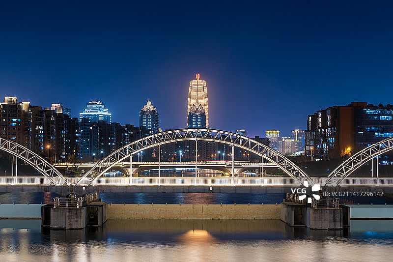 亚洲中国河南省郑州市郑东新区CBD桥夜景图片素材