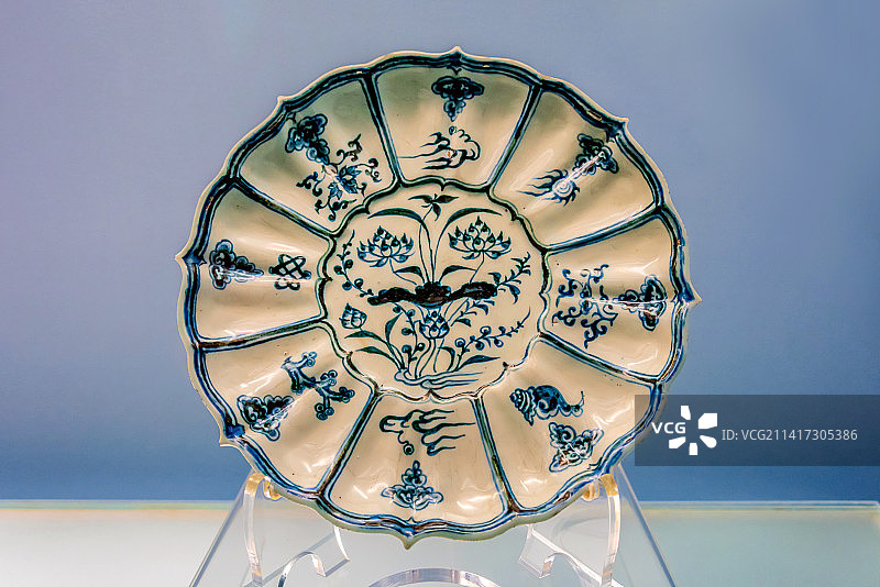 中国上海博物馆馆藏元代景德镇窑青花莲瓣形盘图片素材