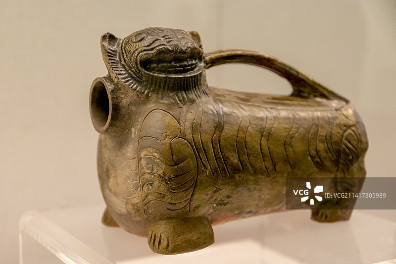 汉代宁波鄞县出去文物《褐釉虎子》图片素材