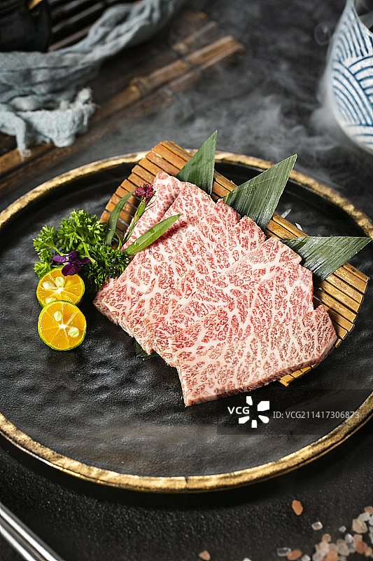 日料烤肉M9澳洲和牛摆盘图片素材
