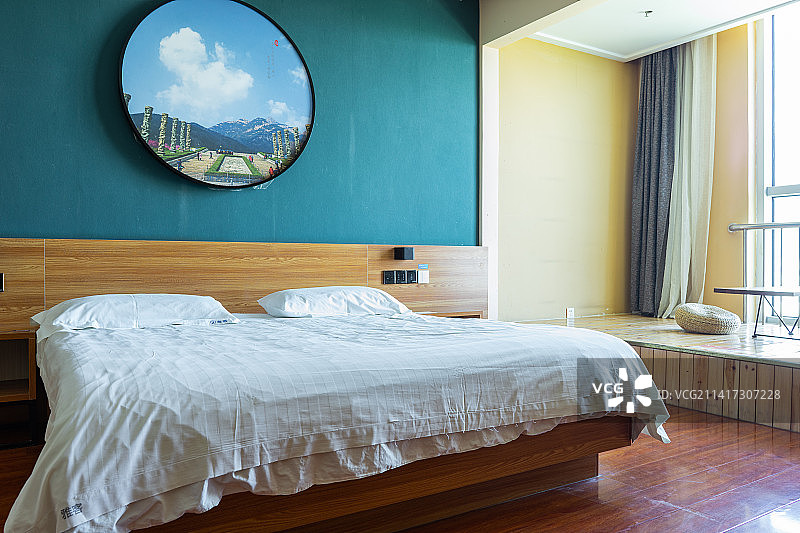 中国宾馆酒店住宅房间拍摄主题，白色的双人床水平画幅，窗户旁边的塌塌米家具设施，室内无人图像摄影图片素材