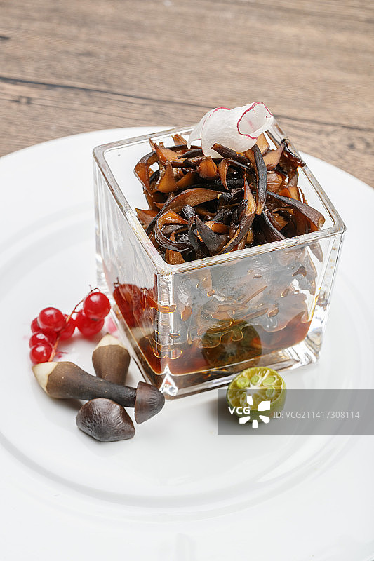 红油香辣黑皮鸡枞（钉子菇）图片素材