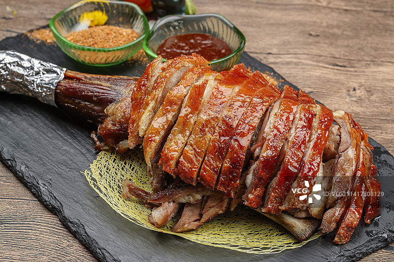 蒙餐碳烤羊腿图片素材