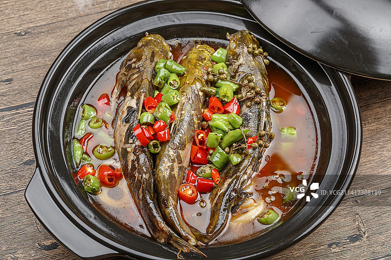 藤椒麻辣砂锅煲嘎鱼图片素材