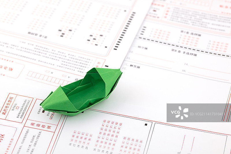 纸船在答题卡上图片素材