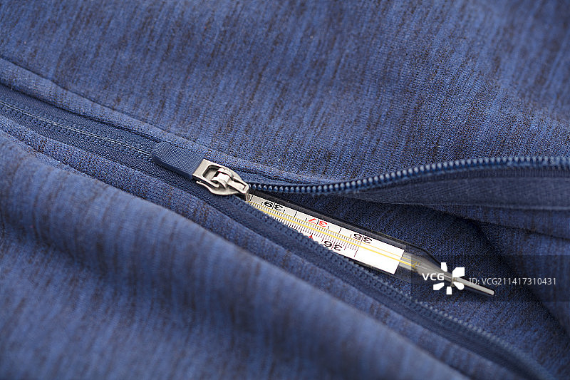 衣服拉链下的体温计图片素材