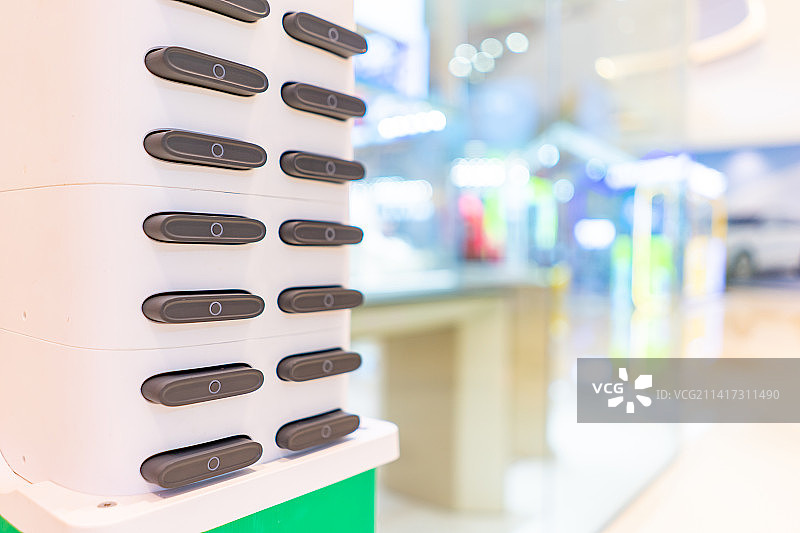 中国电子产品拍摄主题，公共建筑里的公共设施，一台共享充电宝设备用品，室内无人图像摄影图片素材