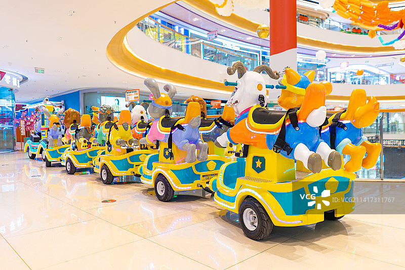 中国儿童娱乐设备用品拍摄主题，儿童游乐园里修长的卡通小火车，室内无人图像摄影图片素材