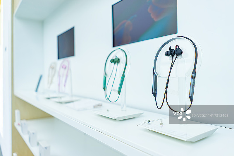 中国电子产品拍摄主题，专卖店的桌子上摆放着成两个运动无线耳机，室内无人图像摄影图片素材