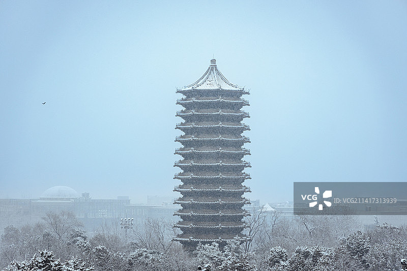 毛毛细雪中的北京大学博雅塔图片素材