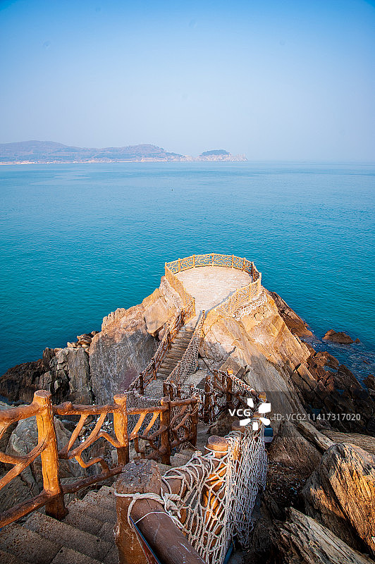 延伸到海里的美丽观景平台，远处为猫头山图片素材
