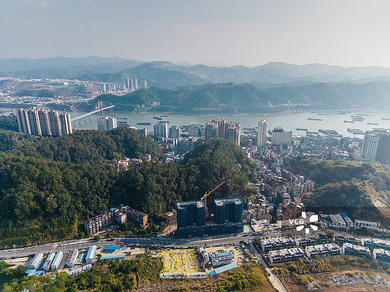 广西梧州城市建筑航拍西江和万秀区图片素材