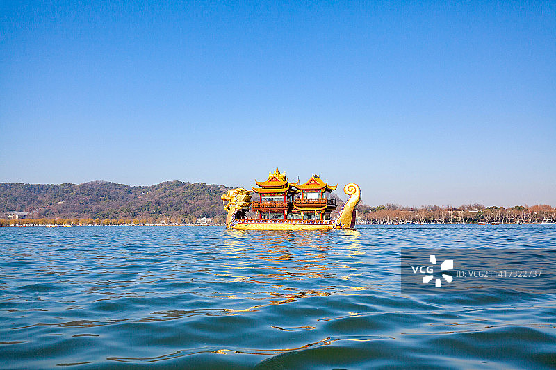 杭州西湖里的游船图片素材