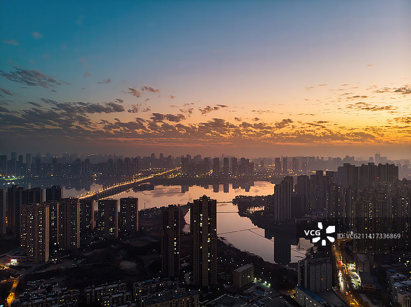 城市冬季的日落图片素材