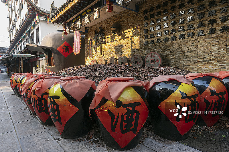 湖北恩施土家女儿城里的土家第一摔碗酒图片素材