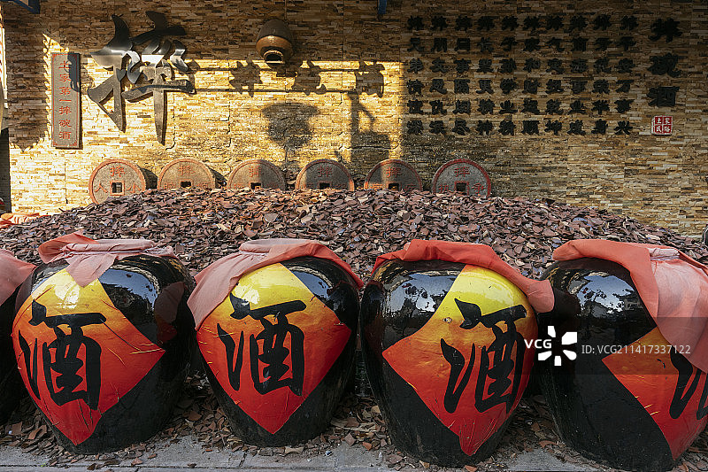 湖北恩施土家女儿城里的土家第一摔碗酒图片素材