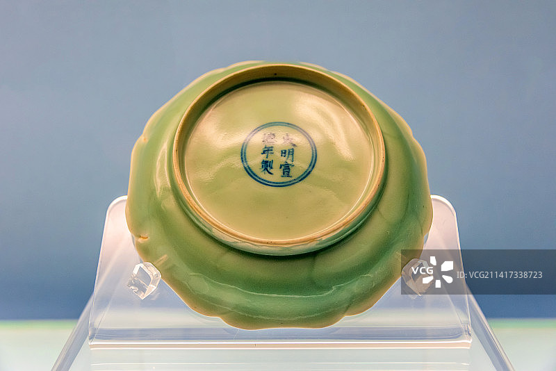 中国上海博物馆馆藏明代景德镇窑青釉葵瓣形盘图片素材