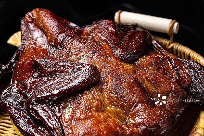 中式美食竹篮里的熏鸡图片素材