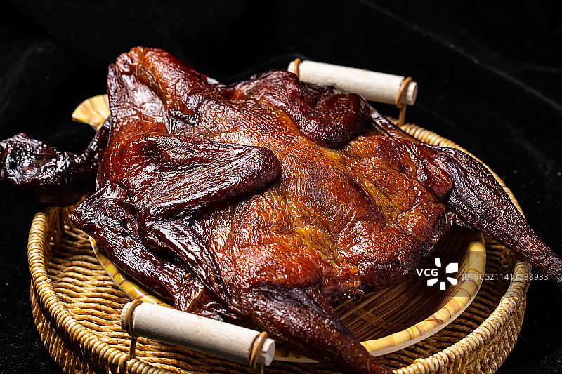 中式美食竹篮里的熏鸡图片素材