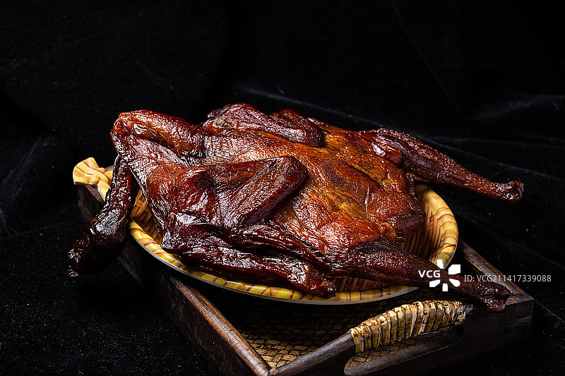 中式美食一整只熏鸡图片素材