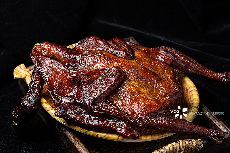 中式美食一整只熏鸡图片素材
