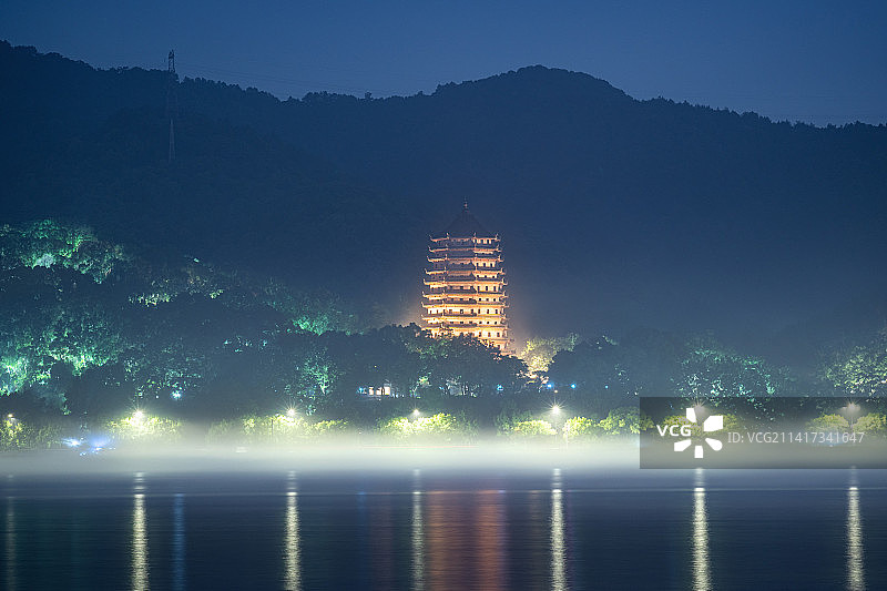 浙江省杭州市钱塘江六和塔夜景云雾图片素材