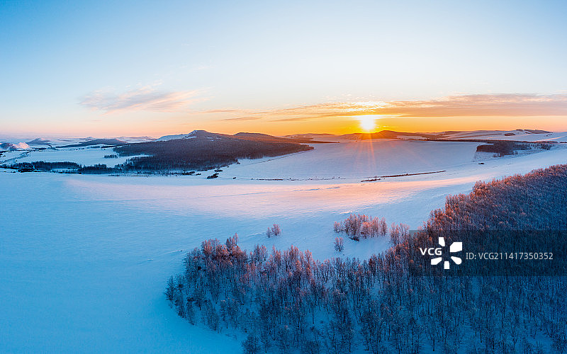 航拍冬季内蒙古呼伦贝尔大兴安岭雪原银色世界图片素材