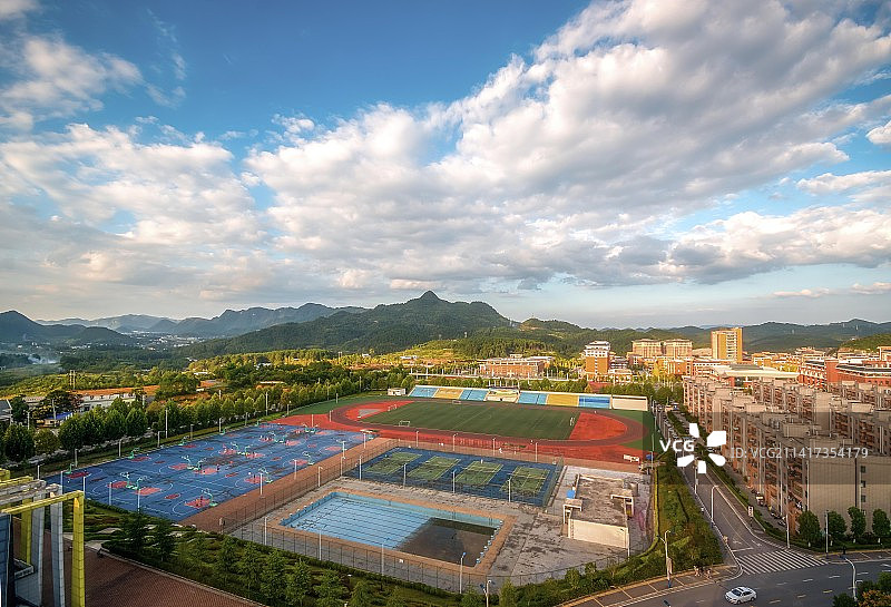 校园操场 蓝天白云 青山图片素材