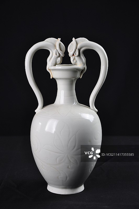 中国瓷器--宋代定窑双龙耳刻花壶图片素材