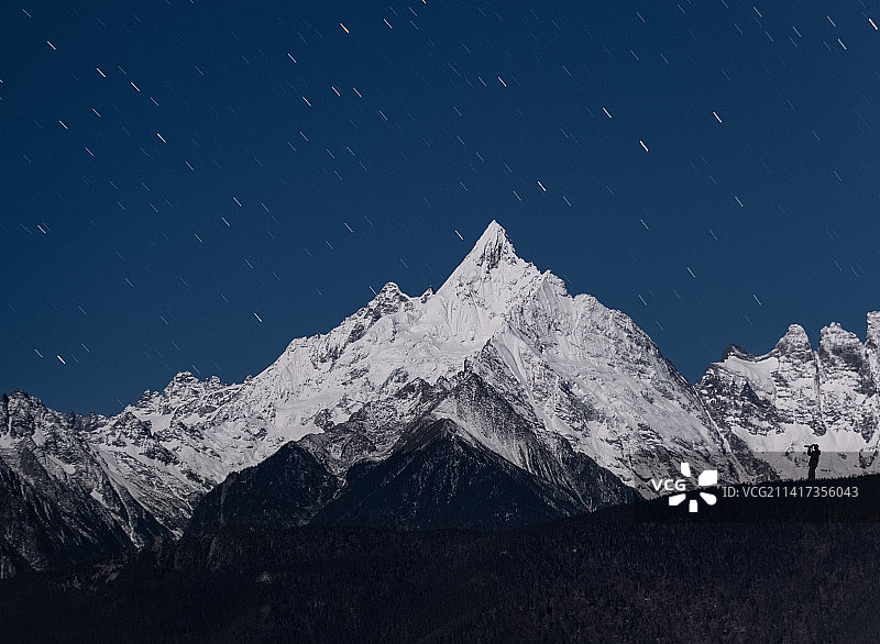 雪山之下图片素材