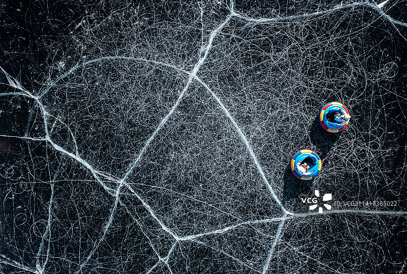 航拍：冬季 新疆天山天池 冰雪景观 冰上娱乐运动  雪山图片素材