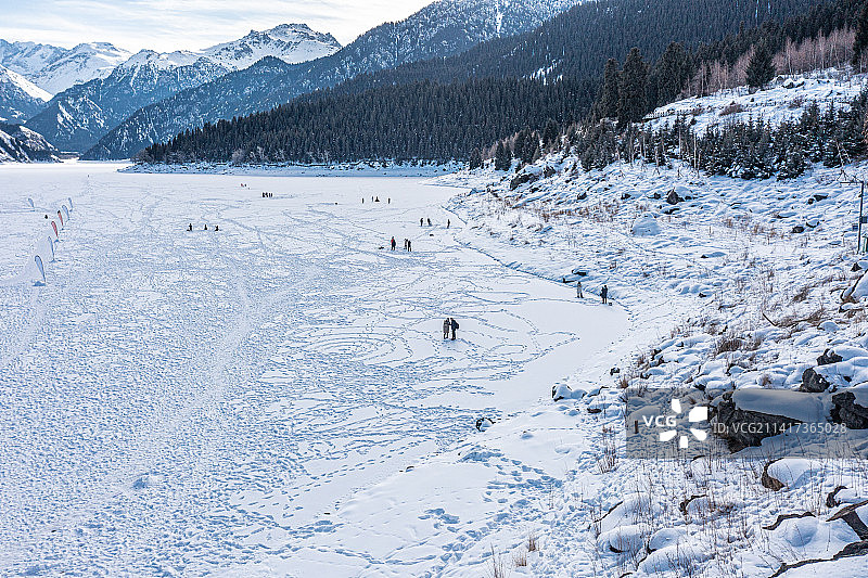 航拍：冬季 新疆天山天池 冰雪景观 冰上娱乐运动  雪山图片素材