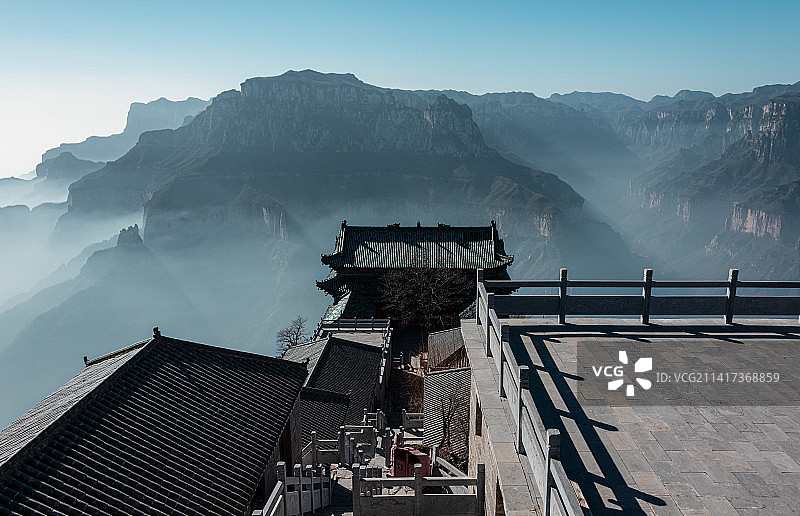 河南南太行旅游度假区天界山老爷顶群山环绕云海寺庙特写景观图片素材