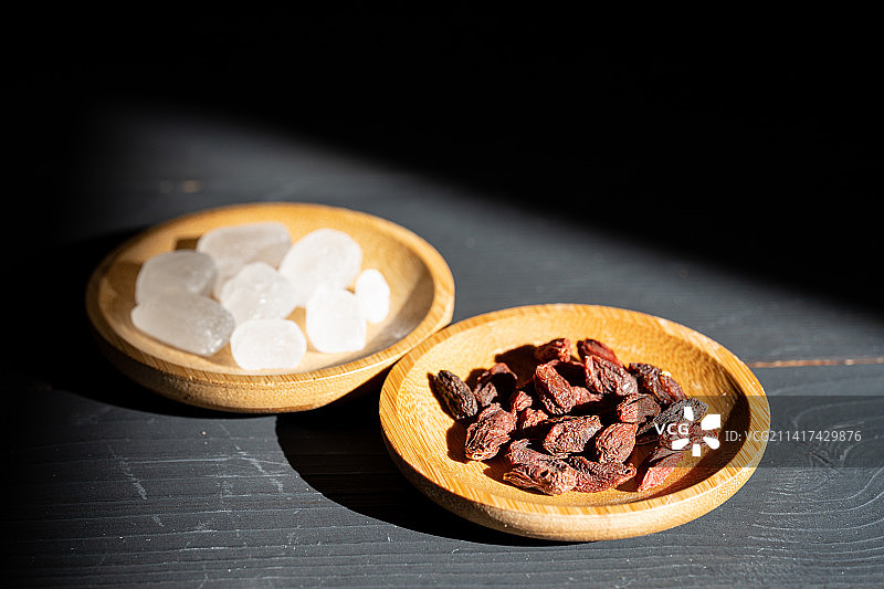 中国传统食材枸杞与冰糖图片素材