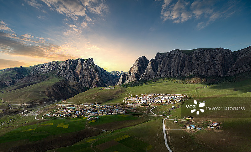 中国甘肃甘南藏族自治州甘加秘境白石崖寺图片素材