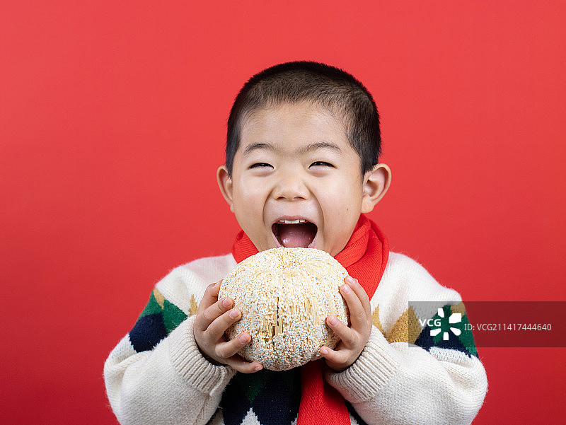 中国北方小孩过小年吃糖瓜图片素材