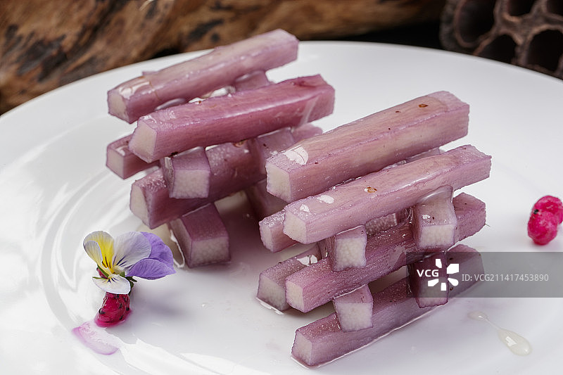 圆形瓷盘装的蓝莓长山药摆放在寿司帘上图片素材