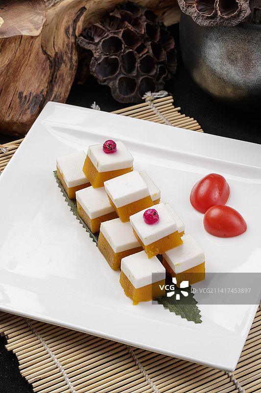 白色盘装的双色豌豆黄杏仁豆腐图片素材