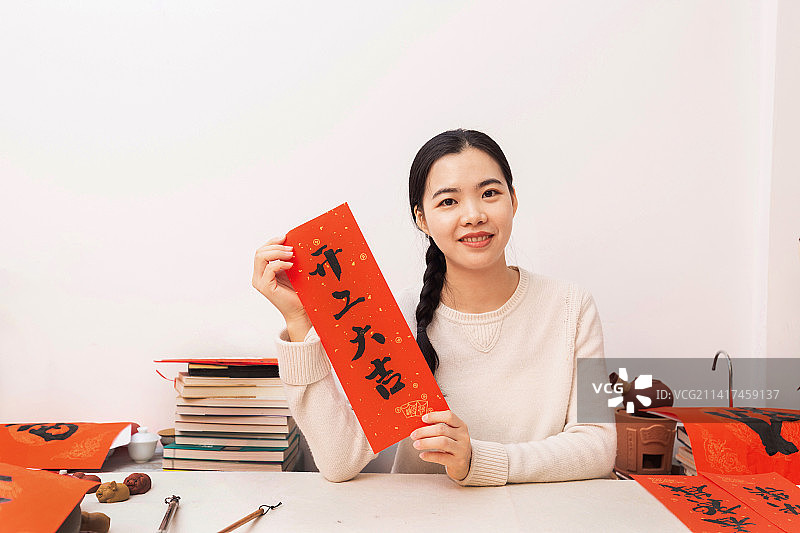 女性手写中国春节书法字体开工大吉图片素材