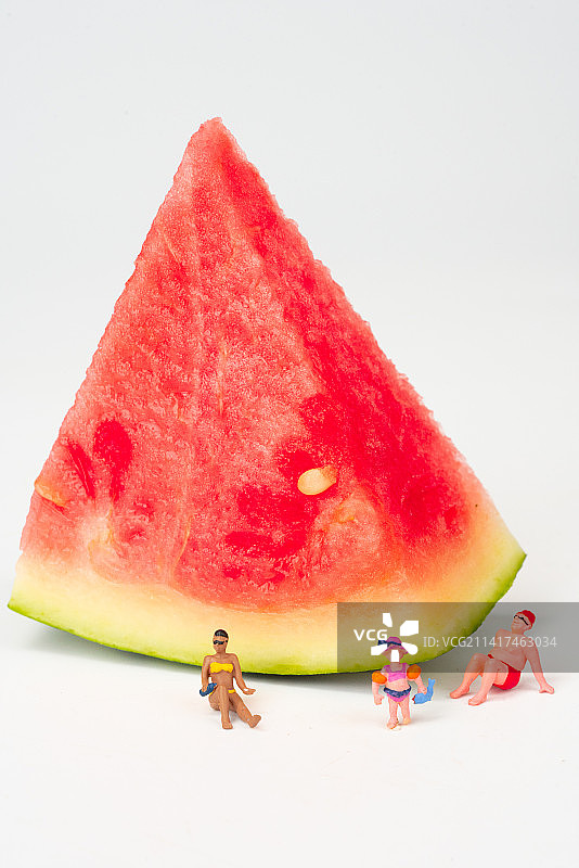 夏季西瓜微距小人图片素材