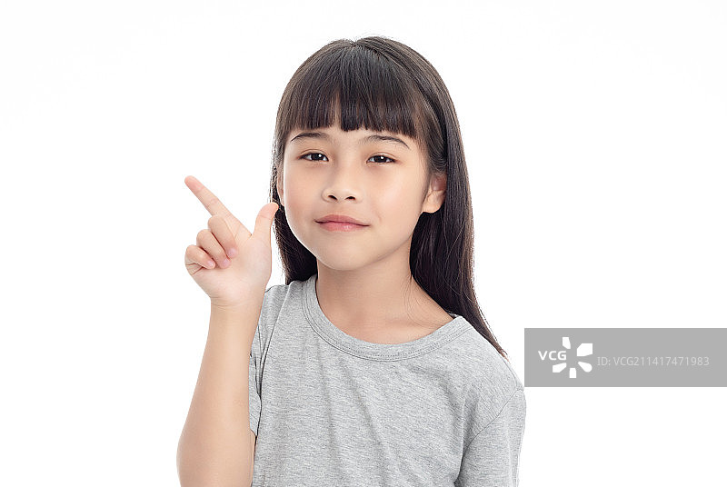 白色背景中一个可爱的中国小女孩图片素材