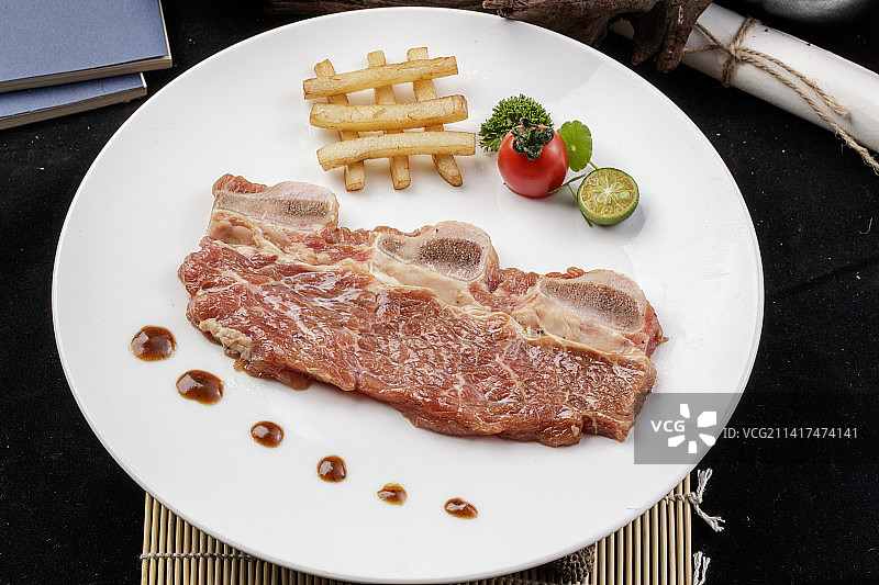 香煎牛仔骨（生鲜牛仔骨）摆放在寿司帘上图片素材