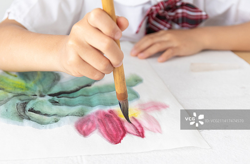 室内一名中国小女孩在画中国画图片素材