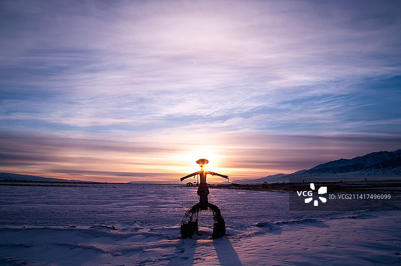 稻草人日出-新疆巴里坤高家湖冰雪天象图片素材