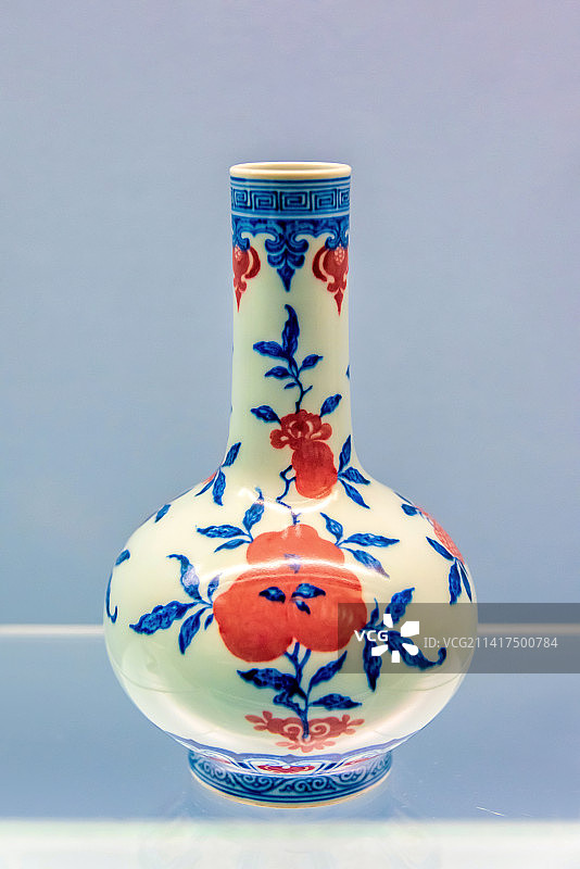 中国上海博物馆馆藏清代景德镇窑青花釉里红折枝瓜果纹瓶图片素材