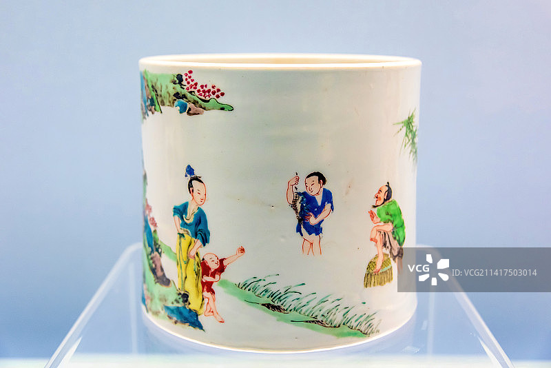 中国上海博物馆馆藏清代景德镇窑粉彩人物图笔筒图片素材