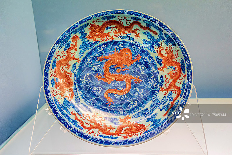 中国上海博物馆馆藏清代景德镇窑青花红彩云龙纹盘图片素材