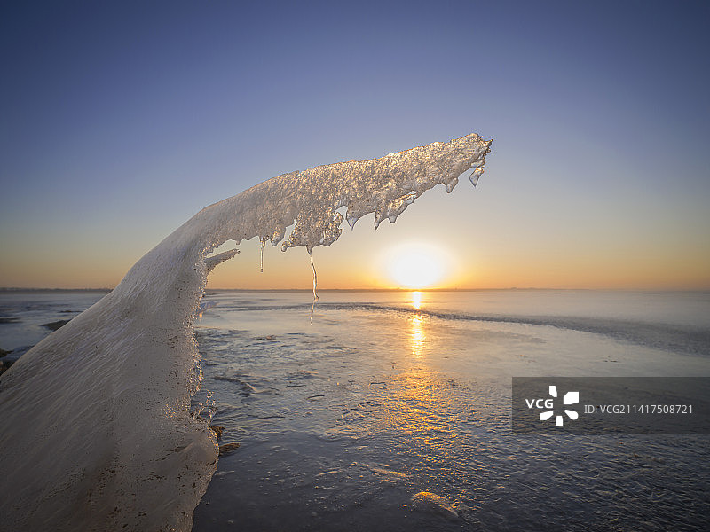 陕西榆林红碱淖冰裂景观图片素材