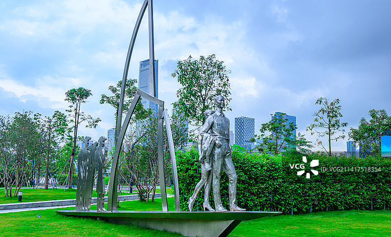 深圳人才公园草坪帆船造型钢铁艺术雕塑图片素材