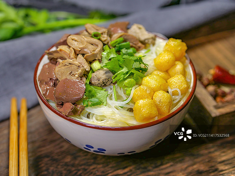 南京金陵菜地道小吃鸭血粉丝汤久负盛名特色美食老鸭粉丝汤正宗鲜香爽脆盐水鸭烹制小吃街夜市宵夜美味佳肴图片素材